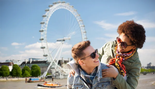 Feliz pareja adolescente divirtiéndose sobre londres — Foto de Stock