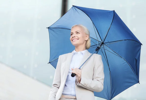 Fiatal mosolygó üzletasszony, esernyő a szabadban — Stock Fotó