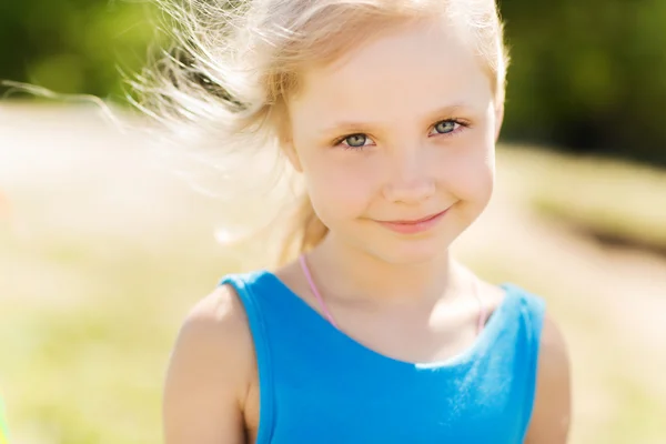 Šťastná holčička venku v létě — Stock fotografie