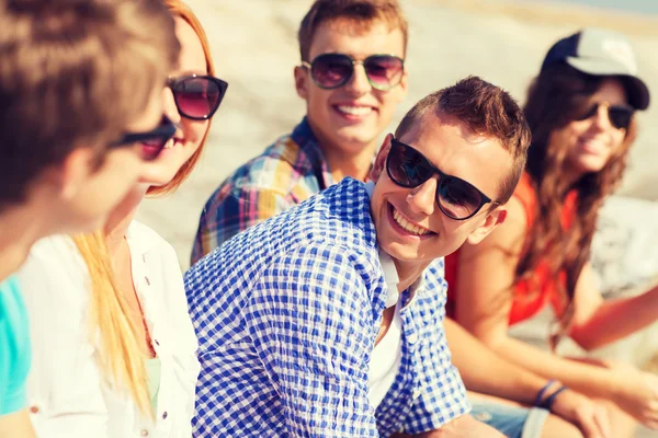 Close up of smiling friends sitting on city street — Stock Photo, Image