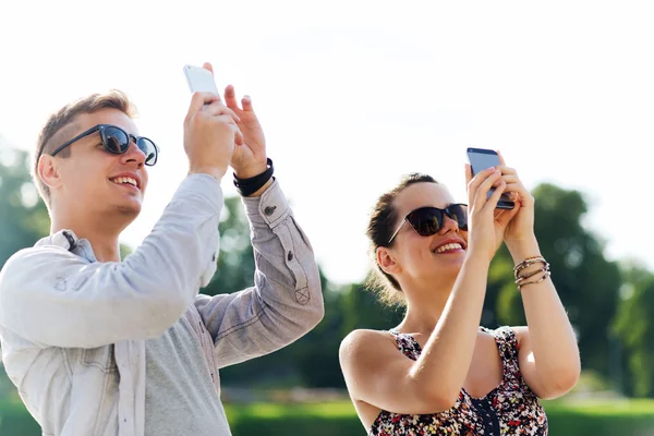 Amis souriants avec smartphone prendre des photos — Photo