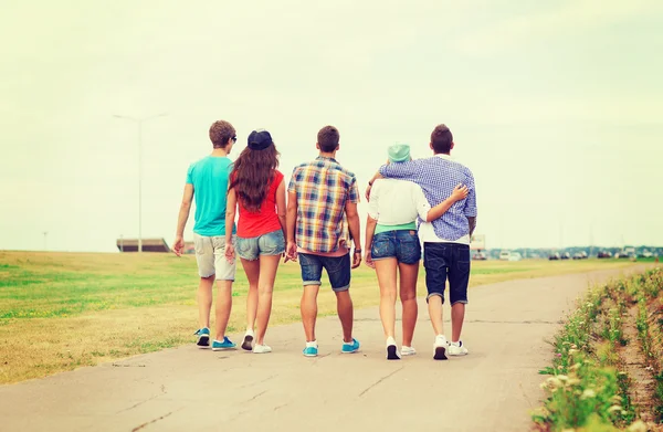 Grupp tonåringar promenader utomhus från baksidan — Stockfoto