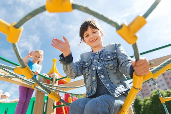 Felice bambina arrampicata sul parco giochi per bambini — Foto Stock