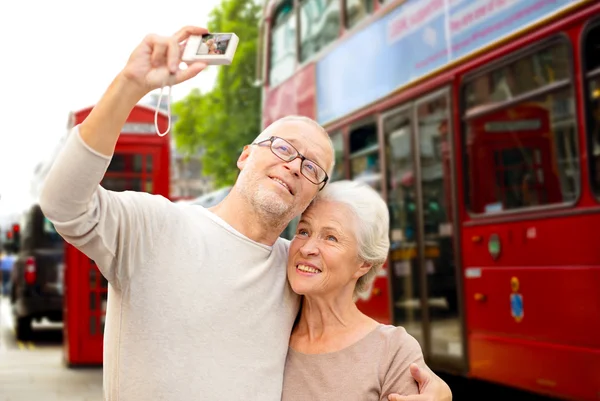 Senior couple photographing on london city street — Stock Fotó