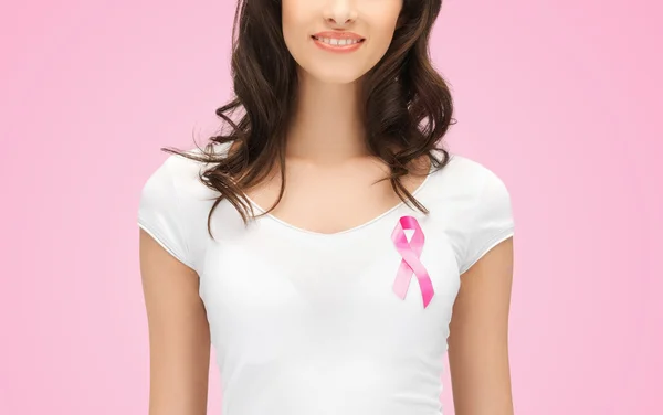 Leende ung kvinna med cancer awareness ribbon — Stockfoto