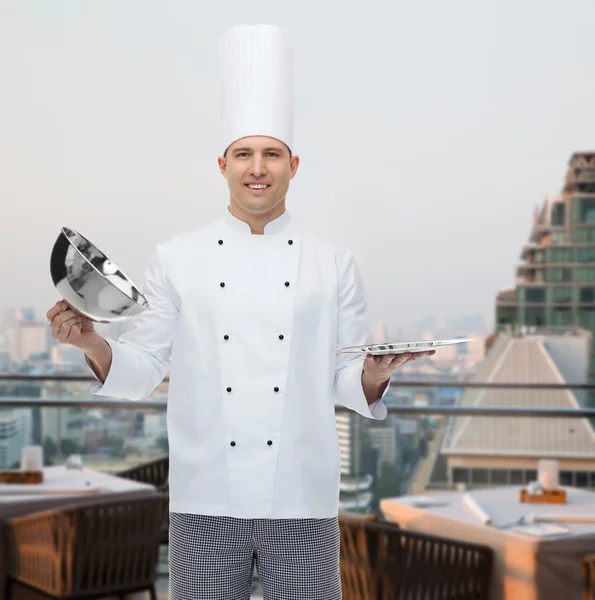 Feliz chef masculino cozinhar cloche abertura — Fotografia de Stock