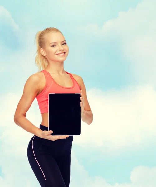 Mujer sonriente mostrando la pantalla en blanco de la tableta PC —  Fotos de Stock