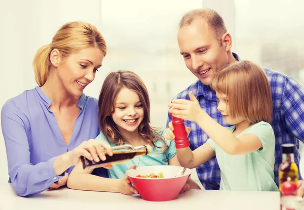 Família feliz com dois filhos comendo em casa — Fotografia de Stock