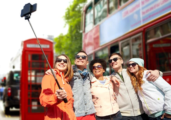 Amigos tomando selfie com smartphone em Londres — Fotografia de Stock