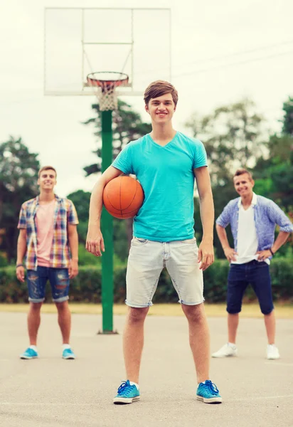 Gruppo di adolescenti sorridenti che giocano a basket — Foto Stock