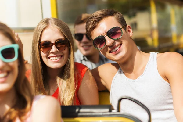 Groep lachende vrienden reizen door tourbus — Stockfoto