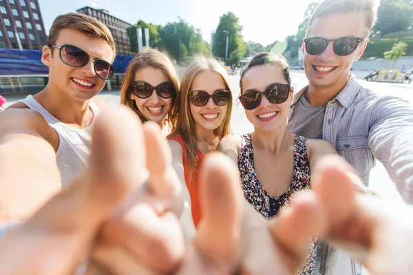 Happy friends taking selfie and showing thumbs up — Stockfoto