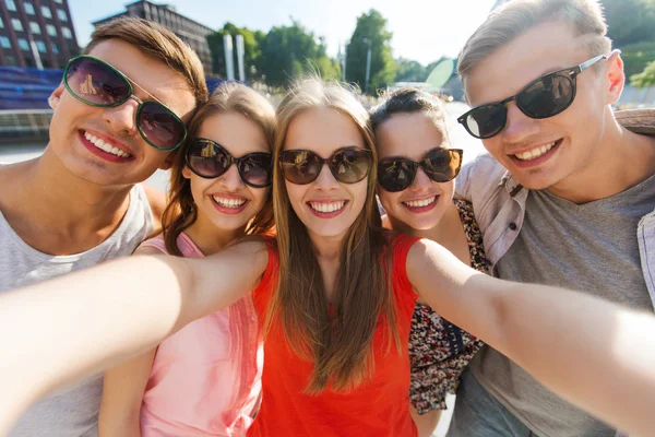 Amigos sonrientes tomando selfie —  Fotos de Stock