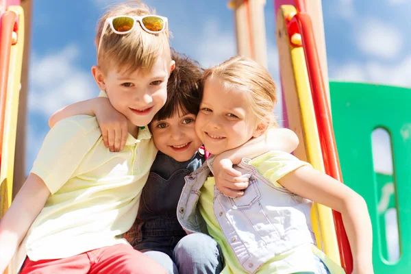 Çocuk oyun alanı üzerinde mutlu çocuklar grup — Stok fotoğraf