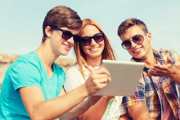 Grupo de amigos sonrientes con tableta PC al aire libre —  Fotos de Stock