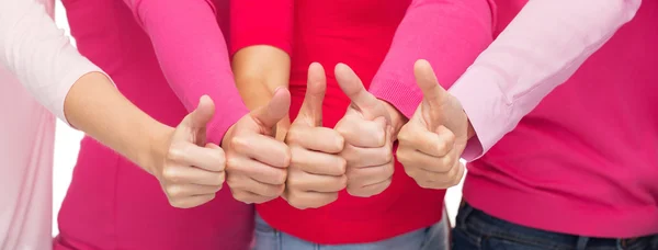 Pembe gömlekler başparmak gösterilen kadınların yakın çekim — Stok fotoğraf