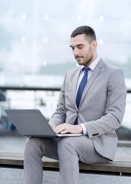 Uomo d'affari che lavora con il computer portatile all'aperto — Foto Stock