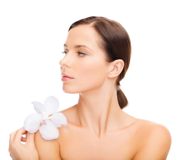 Mujer relajada con flor de orquídea —  Fotos de Stock