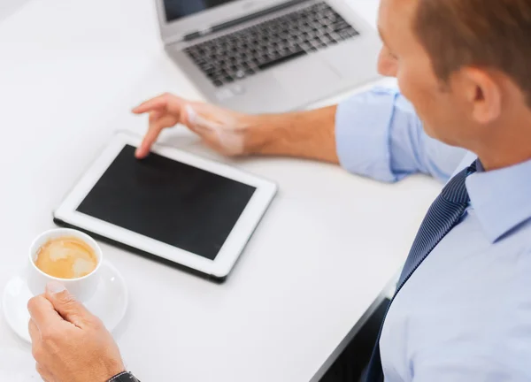 Uomo d'affari con tablet pc e caffè in ufficio — Foto Stock