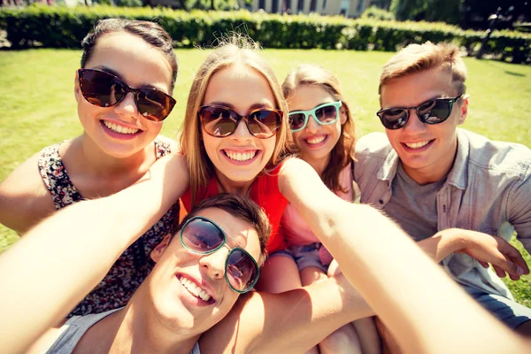 Ομάδα τους φίλους χαμογελώντας κάνοντας selfie στο πάρκο — Φωτογραφία Αρχείου