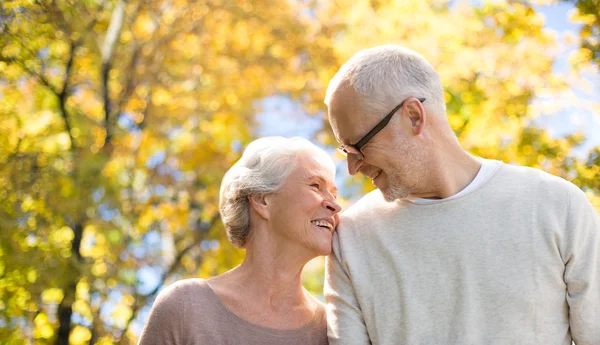 Heureux couple aîné dans le parc d'automne — Photo