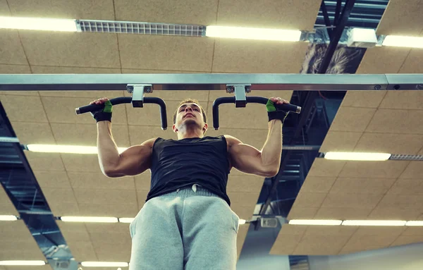 Jonge man uit te oefenen in de sportschool — Stockfoto