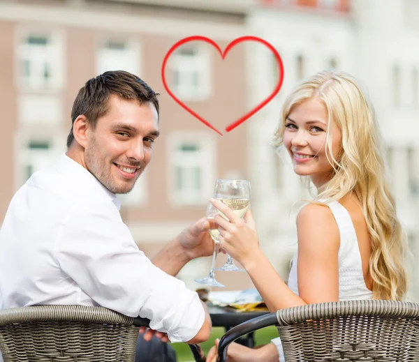 Sorrindo casal beber vinho no café — Fotografia de Stock