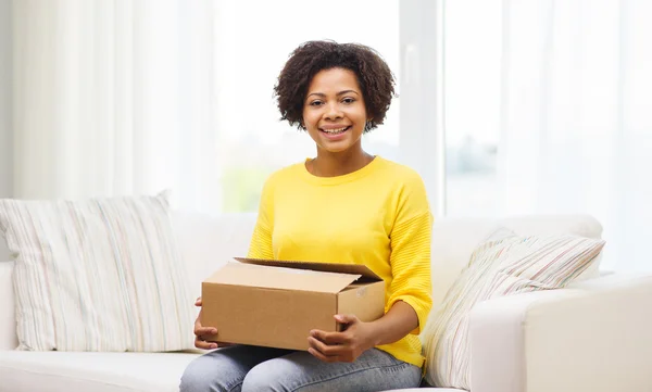 在家里的包裹盒子幸福非洲年轻女人 — 图库照片
