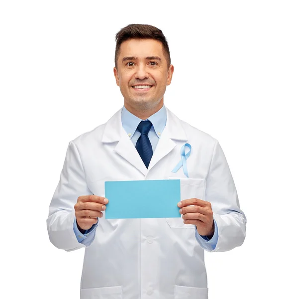 Doctor feliz con la cinta de la conciencia del cáncer de próstata —  Fotos de Stock