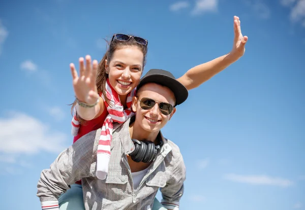 Улыбающиеся подростки в солнечных очках веселятся на улице — стоковое фото
