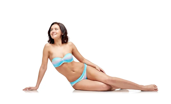 Glad ung kvinna sola i bikini baddräkt — Stockfoto