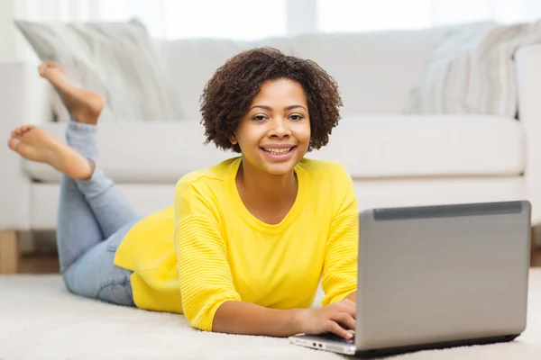 Mujer afroamericana feliz con el ordenador portátil en casa — Foto de Stock