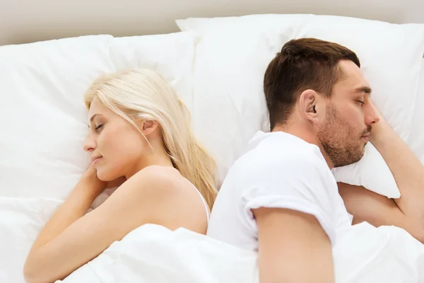 Pareja durmiendo en la cama en casa —  Fotos de Stock