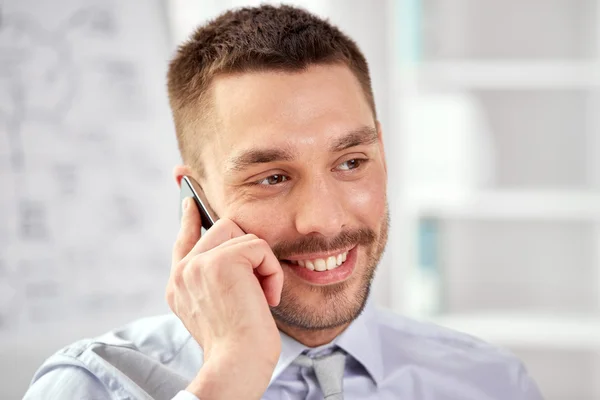 Junger lächelnder Geschäftsmann telefoniert mit dem Smartphone — Stockfoto