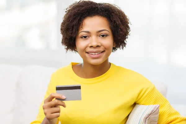 Щаслива африканська жінка з кредитною або дебетовою карткою — стокове фото