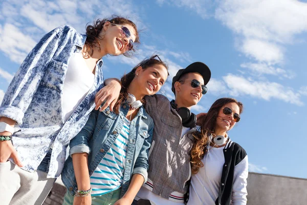 Adolescentes sonrientes con gafas de sol colgando afuera —  Fotos de Stock