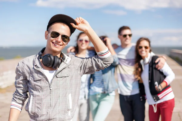 Teenager mit Sonnenbrille und Freunden draußen — Stockfoto