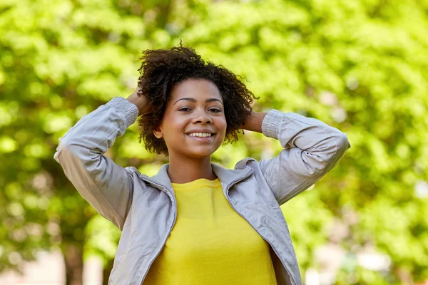 Feliz afroamericana joven mujer en verano parque —  Fotos de Stock