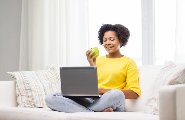 Mujer afroamericana feliz con el ordenador portátil en casa — Foto de Stock