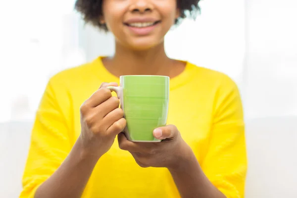 Mulher americana africana feliz beber de xícara de chá — Fotografia de Stock