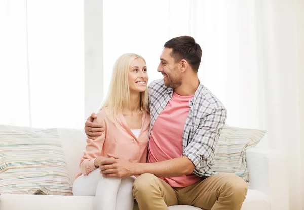 Sonriendo feliz pareja en casa — Foto de Stock