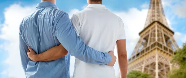 エッフェル塔に男性同性愛者のカップルのクローズ アップ — ストック写真