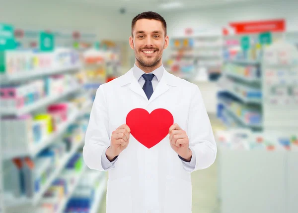 Farmacéutico masculino con corazón en farmacia — Foto de Stock