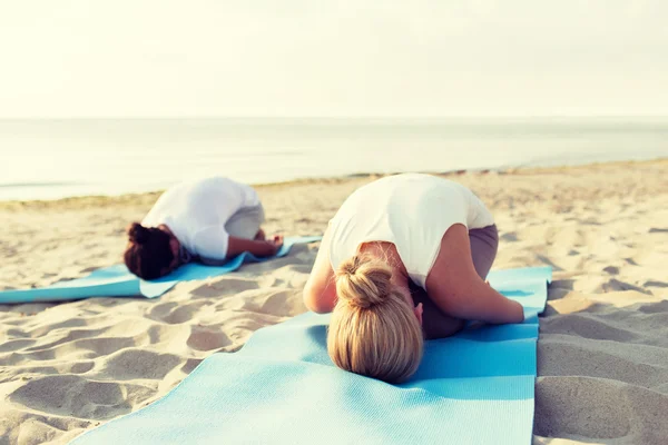 Närbild av par att göra yogaövningar utomhus — Stockfoto