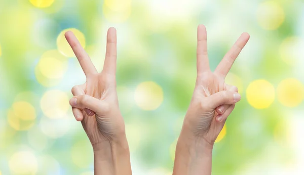 Woman hands showing victory or peace sign — 스톡 사진