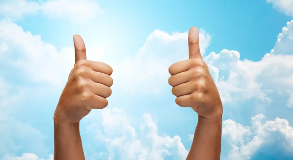 African hands showing thumbs up over blue sky — Φωτογραφία Αρχείου