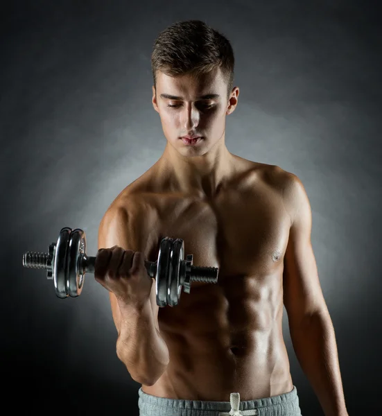 Joven con mancuerna — Foto de Stock