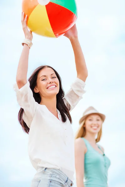 Les filles jouent au ballon sur la plage — Photo