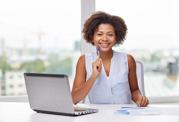 Mutlu Afrikalı kadın ofiste dizüstü bilgisayar ile — Stok fotoğraf