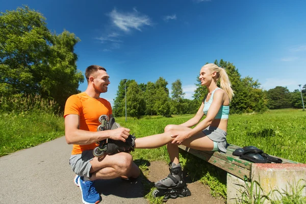 Gelukkige paar met rollerblades outdoors — Stockfoto